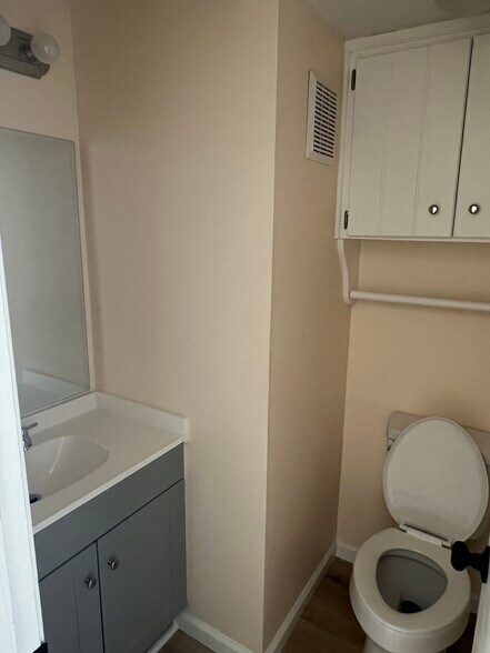 Building Photo - 323 E Blackstock Rd