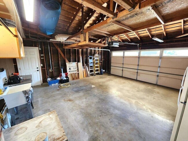 Building Photo - 80 N Lucas Ct