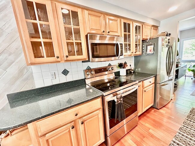 Building Photo - Welcome to this Lovely Home in Reston, VA!