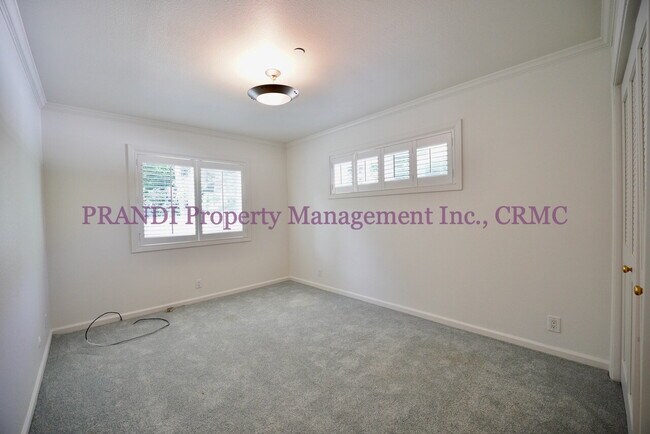 Building Photo - Country Club Home on Corner Lot, All One L...