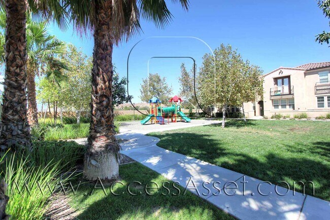 Building Photo - 3 Bed / 2.5 Bath Townhome | Open Layout + Modern Finishes