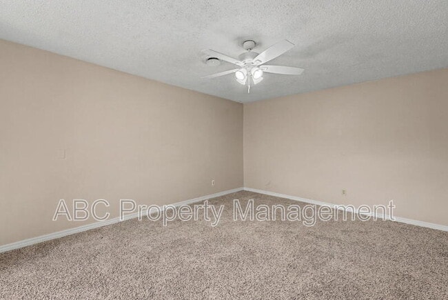 Building Photo - 910 S 28th St