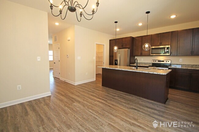 Building Photo - Beautiful End-Unit Townhouse with Pond Vie...