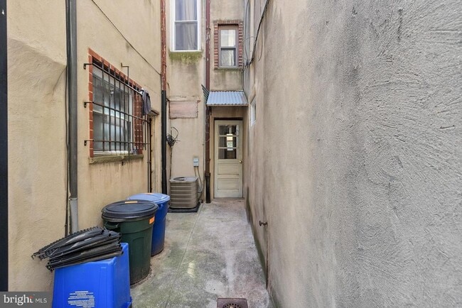 Building Photo - 921 Christian St