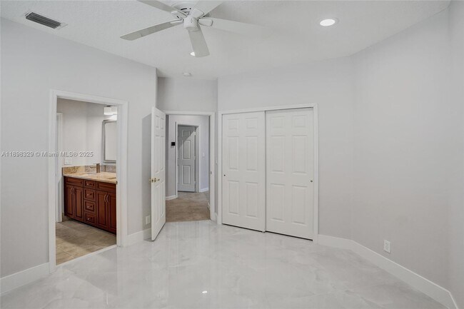 Building Photo - 2553 Jardin Manor
