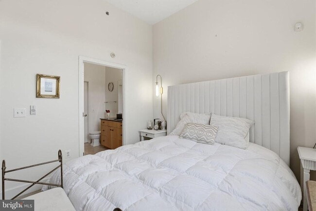 Building Photo - 520 John Carlyle St