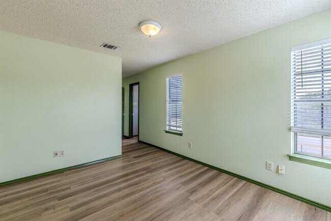 Building Photo - 2000 Kenneth Ave
