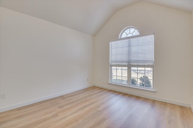 Building Photo - 909 Watsonia Dr