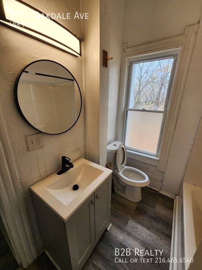 Building Photo - 1774 Oakdale Ave