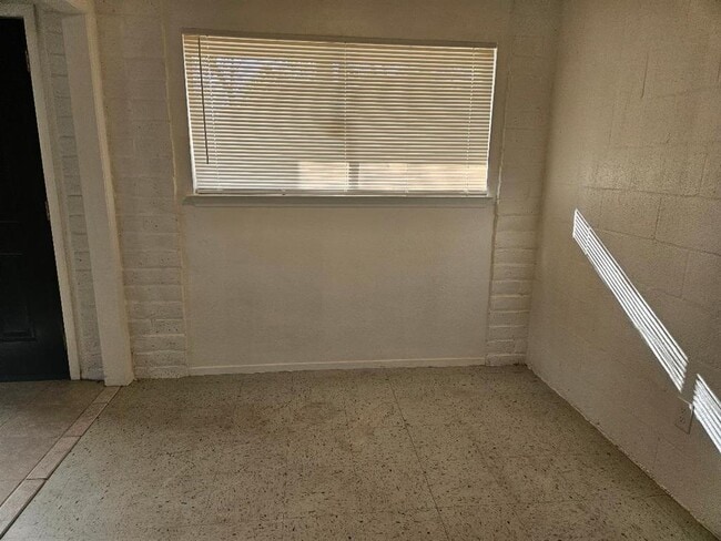 Building Photo - 410 E 9th St