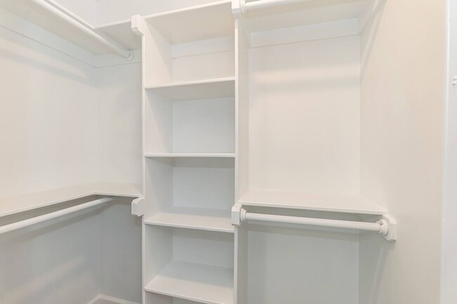 Building Photo - LIKE NEW THREE BEDROOM HOME!
