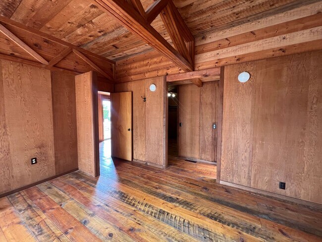 Building Photo - Large 4 bedroom 3 bathroom home in Pacific...