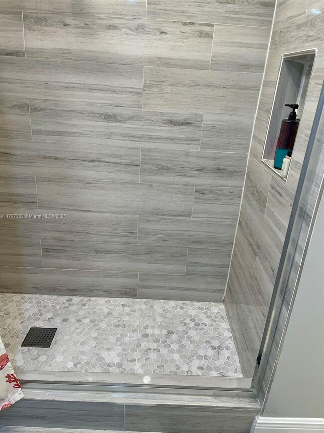 Building Photo - 6695 Racquet Club Dr