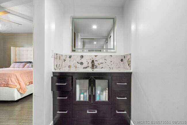 Building Photo - 6121 Balboa Cir