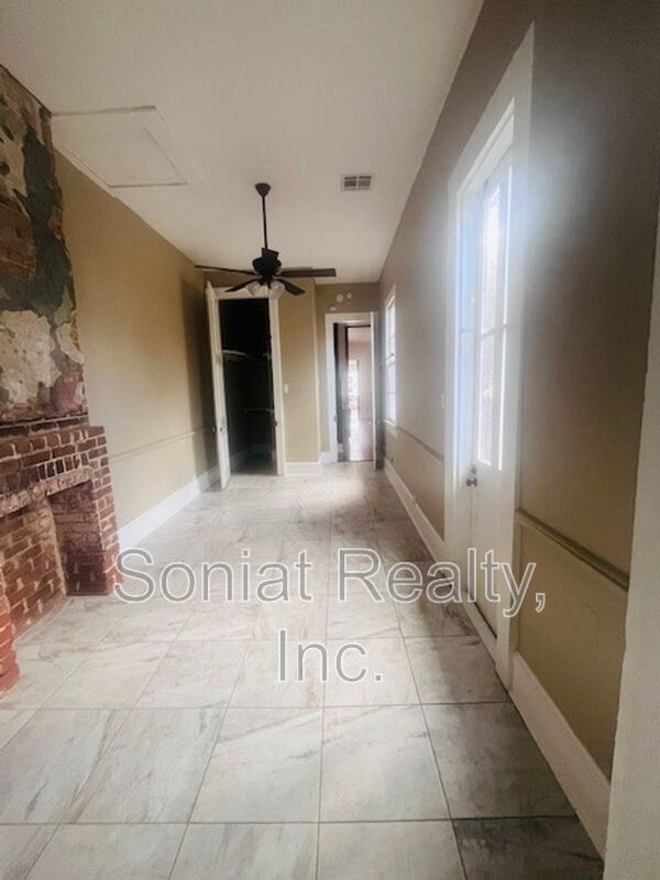 Building Photo - 2501 Burgundy St