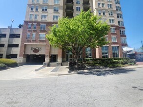 Building Photo - Modern 1BR Condo with Amenities in Prime Buckhead Location