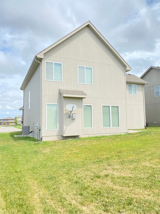 Building Photo - Beautiful & Nearly new SW Chalco area 4 bed Two Story