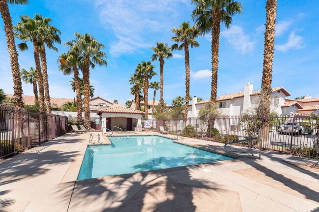 Building Photo - Move in now to this beautiful 2 story 3 bed 2.5 bath townhome near the Lakes area!