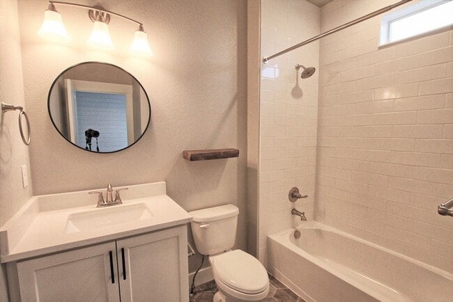 Building Photo - Newer 2 bed 2.5 bath Castle Rock townhome.