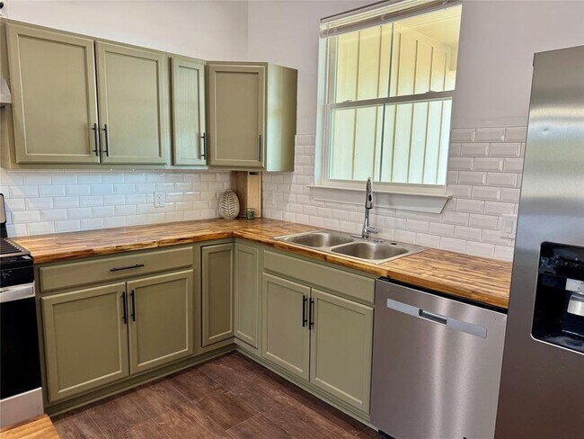 Building Photo - 1353 Red Town Rd