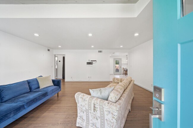 Building Photo - Updated 3 Bed, 1 Bath Home for Lease in Prime Midtown Location!