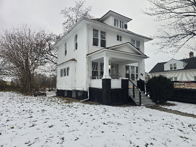 Building Photo - 809 Algonquin St