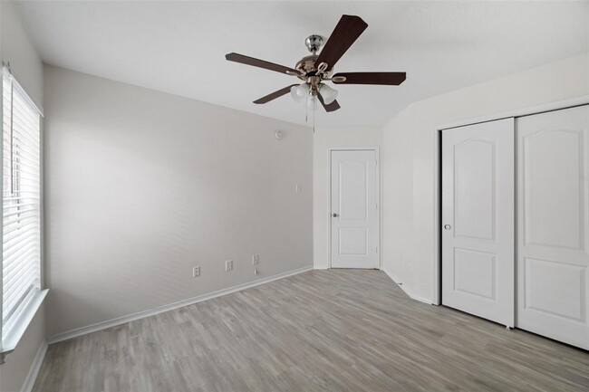 Building Photo - 9847 Willow Crossing Dr