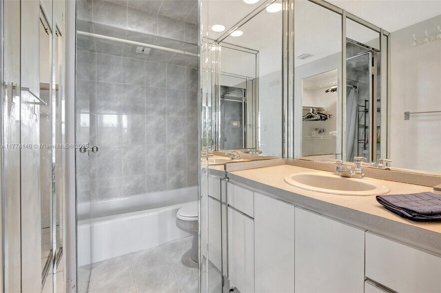 Building Photo - 3111 N Ocean Dr