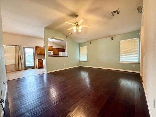 Building Photo - Fantastic east Norman neighborhood!