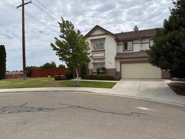 Building Photo - Gorgeous 5 Bedroom, 3 Bathroom Home With a Pool in perfect Tracy Location