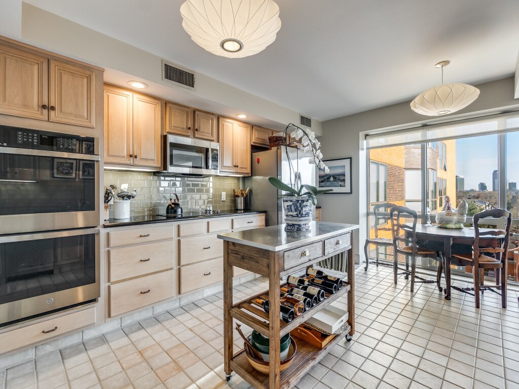 Building Photo - 4242 Lomo Alto Dr