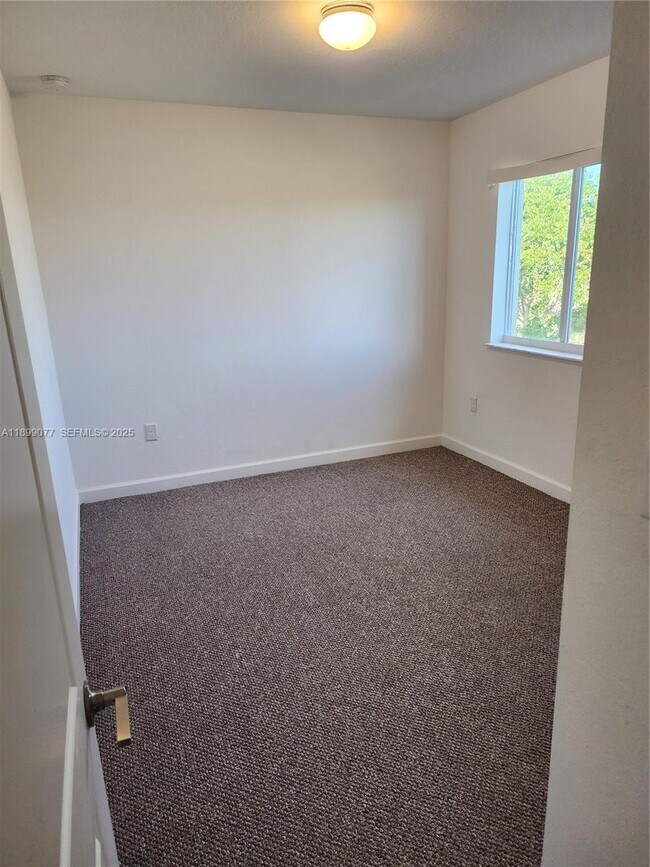 Building Photo - 452 NW 12th Pl