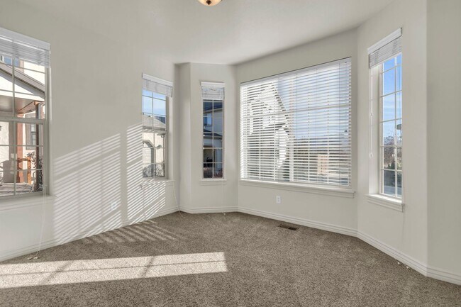 Building Photo - Charming Midway Home - Available Now!