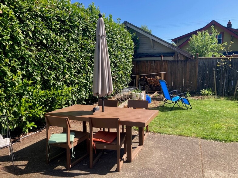 Building Photo - 8032 SE Yamhill St