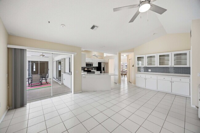 Building Photo - "Spacious 3-Bedroom Retreat with 2 Full Baths in Rotonda West Pinehurst!"