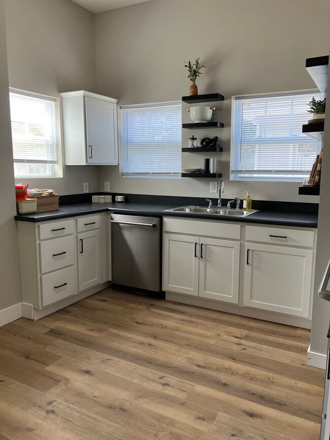 Building Photo - 1915 Poplar St