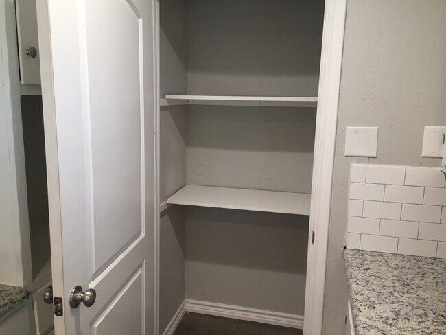 Building Photo - 407 N Carl St