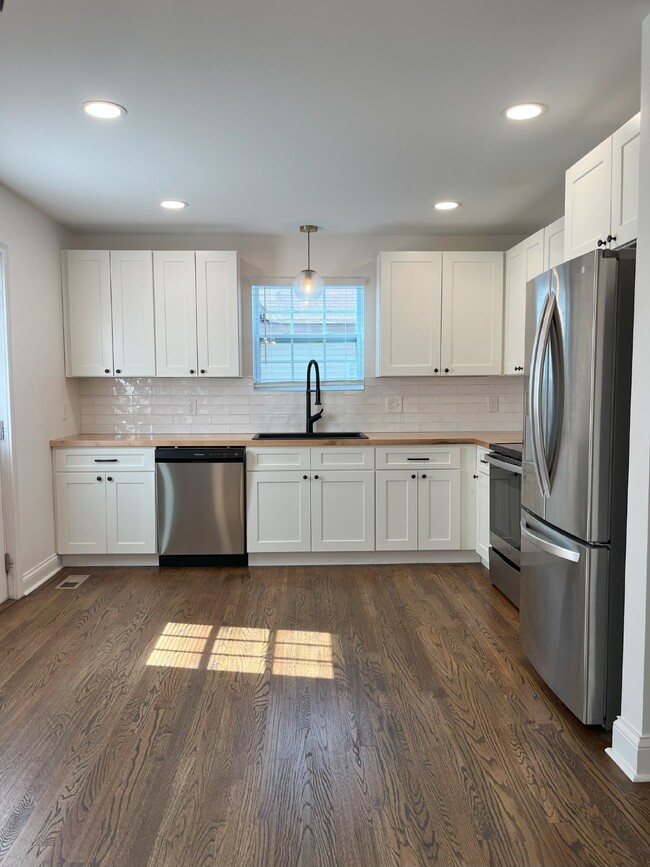 Building Photo - Adorable 2bd/2ba in Lincoln Park