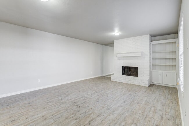 Building Photo - Two Story, 2 Bed / 1.5 Bath Duplex with Mo...