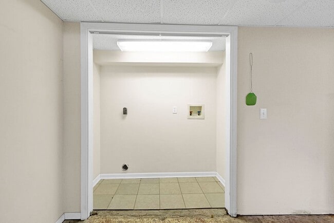 Building Photo - 3BR Cottage with Large Backyard, Garage and a Basement!