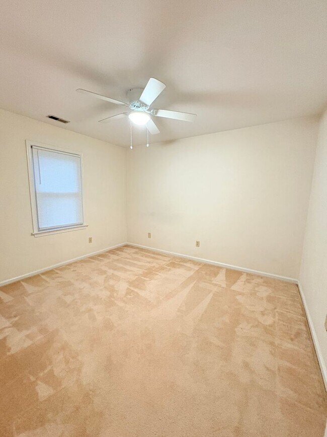 Building Photo - 3 BED / 2 BATH SINGLE FAMILY