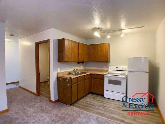 Building Photo - Upstairs 1 Bedroom Close to Downtown