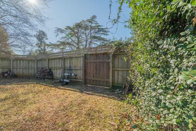 Building Photo - 104 Sharyn Ln