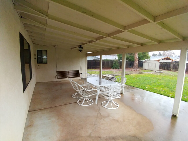 Building Photo - Spacious Home Near Mistletoe Elementary Sc...