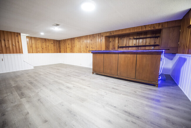 Building Photo - 5976 Hodgman Dr