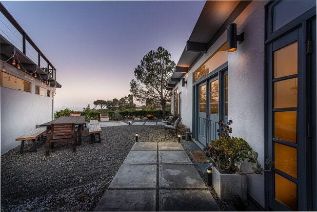 Building Photo - 7107 Pacific View Dr