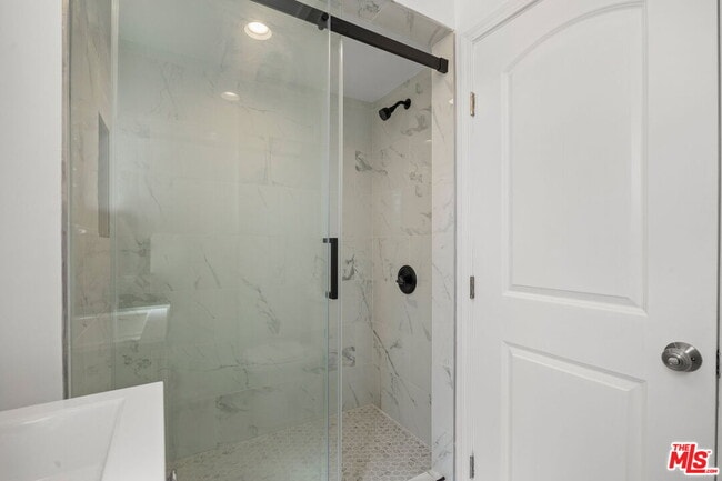 Building Photo - 435 1/2 W Elk Ave