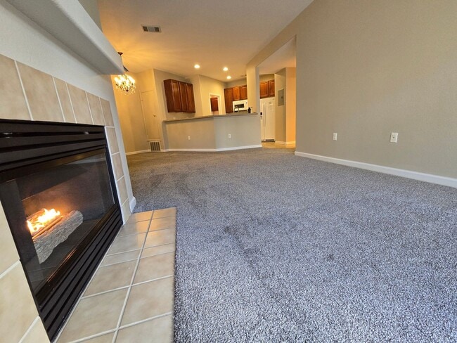 Building Photo - Fresh 2 bedroom, 2 bathroom condo located in Meadows on the Parkway in the heart of Boulder.