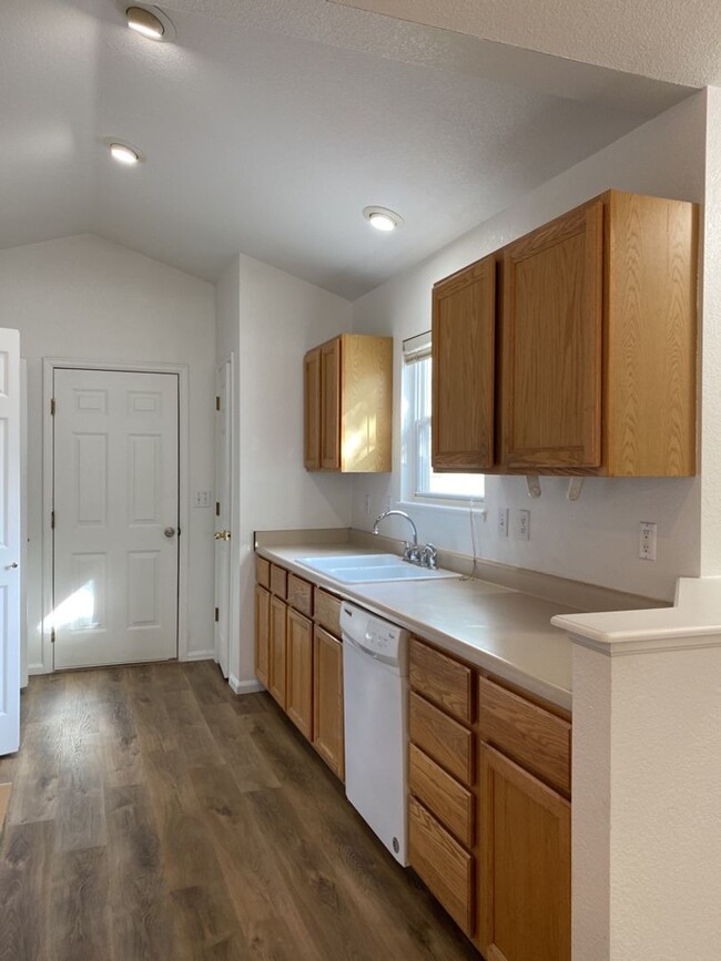 Building Photo - $500 Off 1st Month's Rent if Lease Starts ...