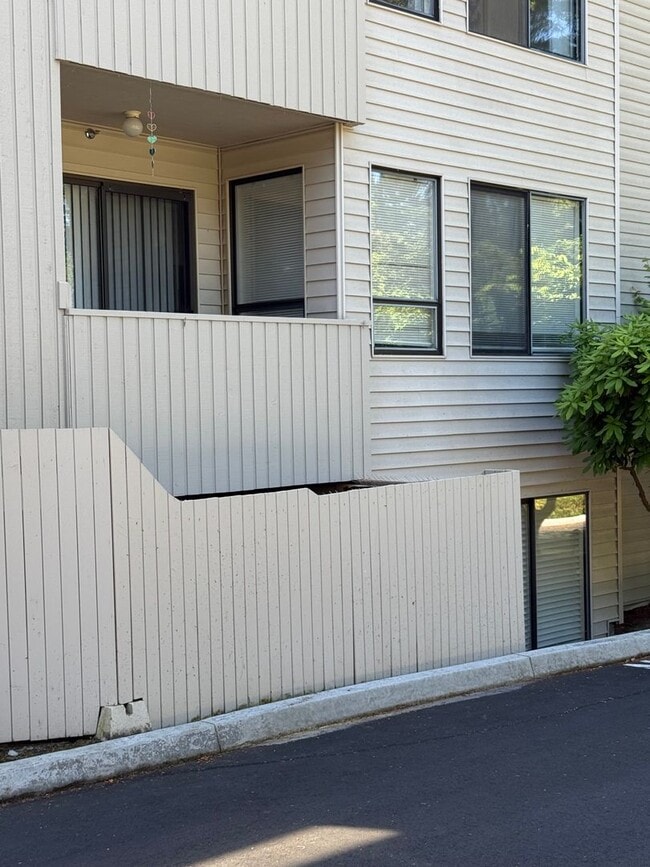 Building Photo - Well Maintained 2BD/2BTH Lynnwood Condo for Lease in Gated Community!